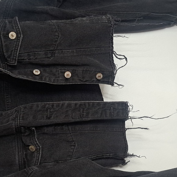 Forever 21 Black Cropped Fray Hem Jacket Sz Small PTP:20" L:17.5" - Picture 4 of 6